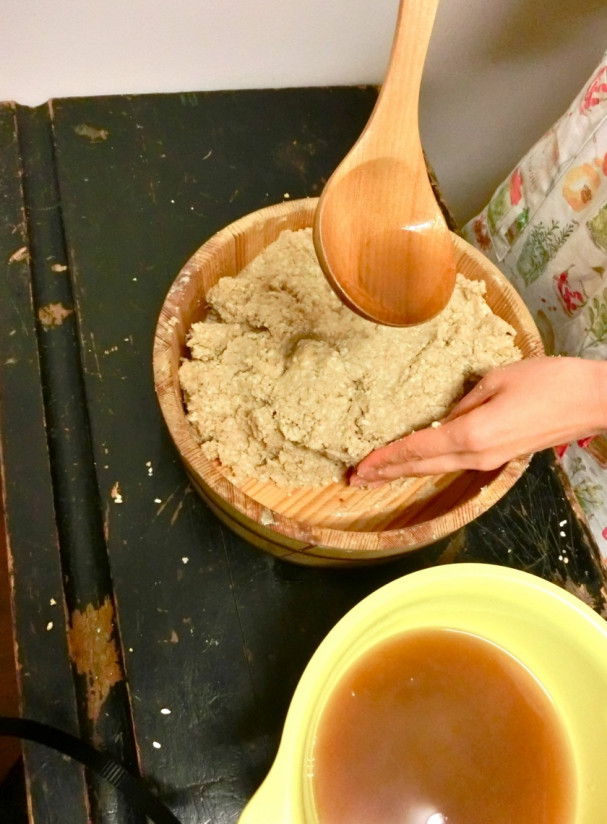 1. Этап. Мисо паста: Если вам кажется, что паста получается слишком густой, добавьте немного отвара из-под соевых бобов.