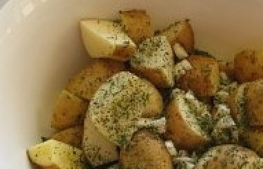 1. Этап. Картофель в рукаве в духовке: Посолить, поперчить, посыпать петрушкой.