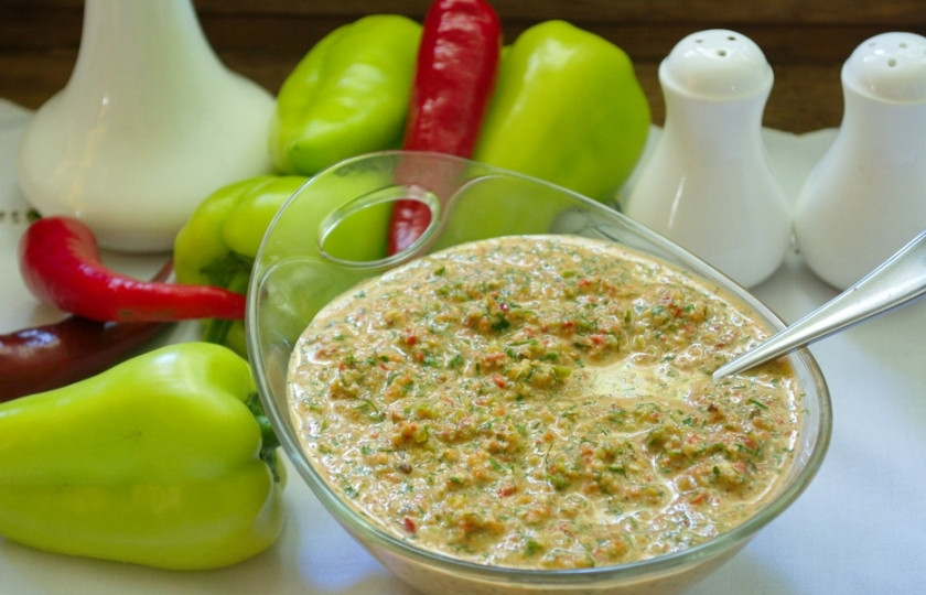 1. Этап. Аджика абхазская классическая: Подайте аджику к столу. Аджика особо не нуждается в выстаивании, но лучше массе дать постоять в холодильнике около 30 минут. Аджика сырая. Консервации не подлежит. Храниться до 3 недель в холодильнике.