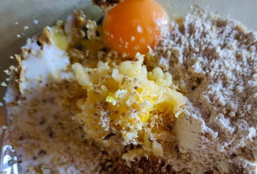 1. Этап. Вафли пышные Любимый завтрак: Трем на мелкой тёрке грецкие орехи