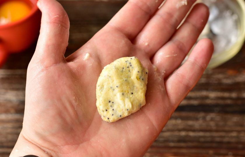 1. Этап. Ленивые вареники с бананом: Сформируйте влажными руками вареники.