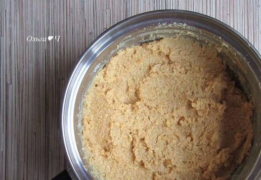 1. Этап. Кокосовые конфеты из поленты: Хорошо перемешайте, масса еще загустеет. Оставьте на 5 минут.