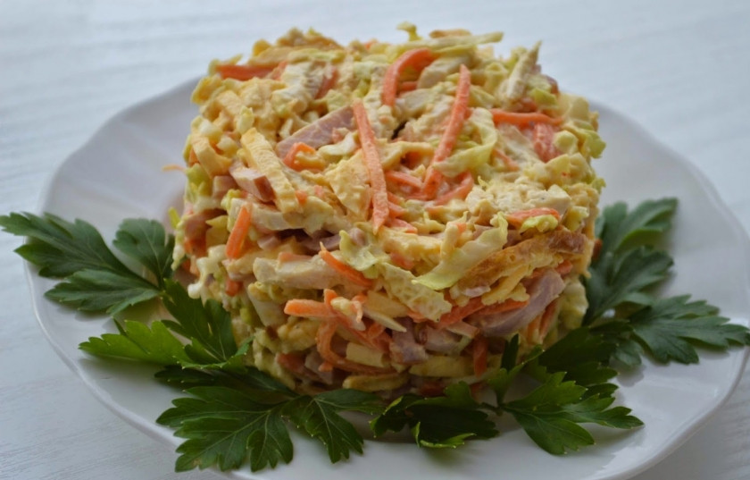 1. Этап. Салат пикантный с ветчиной: Готовый салат пикантный с ветчиной подавайте с зеленью. Приятного аппетита!