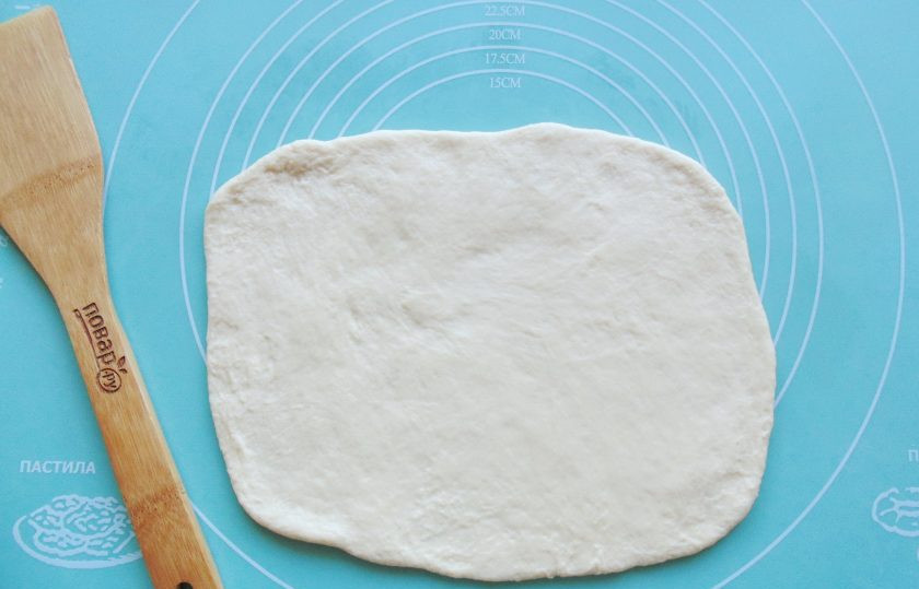 1. Этап. Пирог с капустой и грибами: Когда тесто подойдет, его следует обмять и разделить на две неравные части. Большую часть раскатайте в пласт.