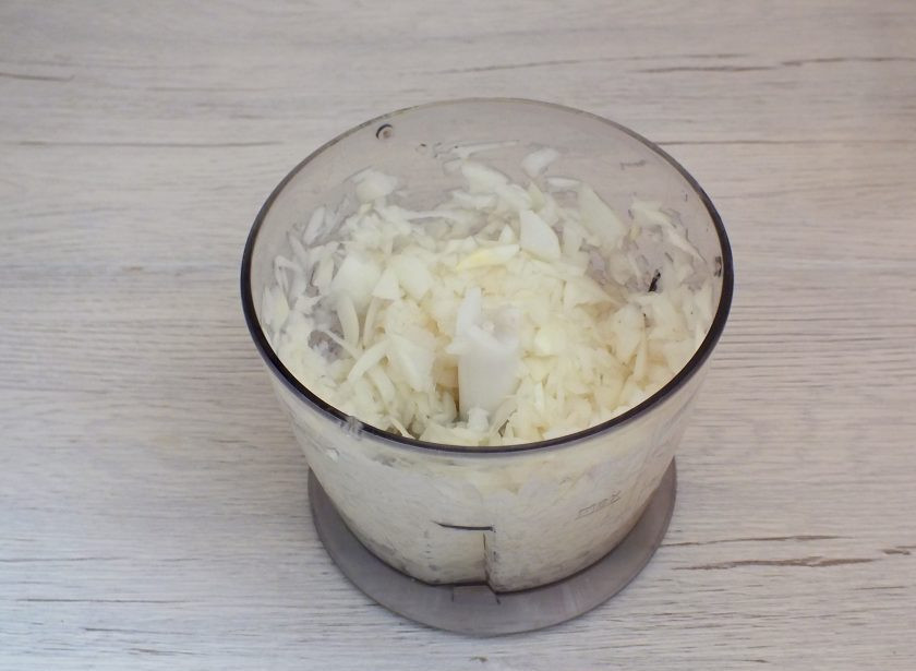 1. Этап. Шашлык из курицы с луком: Лук очистите. Измельчите в блендере. Степень измельчения не должна напоминать 