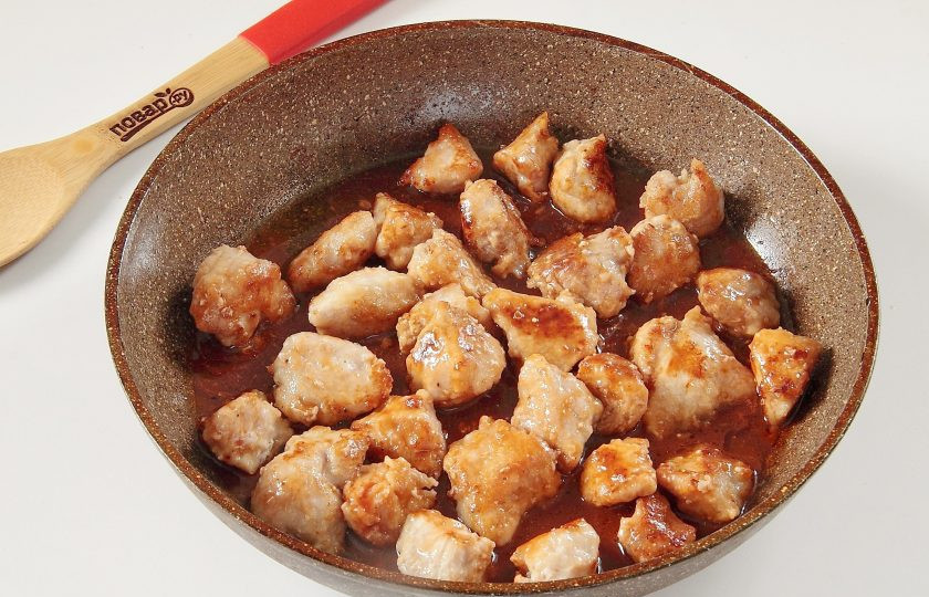 1. Этап. Свинина с лапшой по-азиатски: 8. Добавьте соус, накройте крышкой и на небольшом огне тушите около 30 минут. За это время соус должен загустеть и полностью покрыть все мясо.