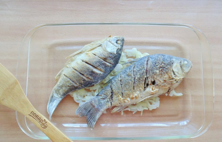 1. Этап. Караси по-чеховски: Поверх лука выложите карасей.