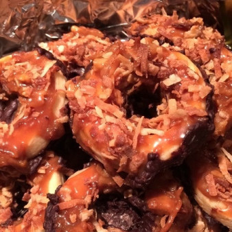 Песочное печенье с кокосом, карамелью и шоколадом