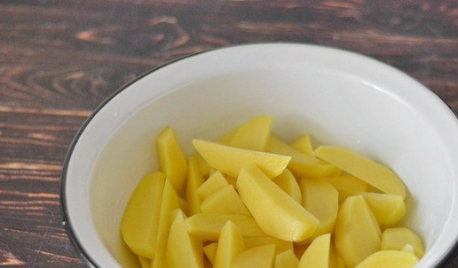 1. Этап. Деревенское жаркое в горшке: Очищенный картофель нарежьте крупными дольками.