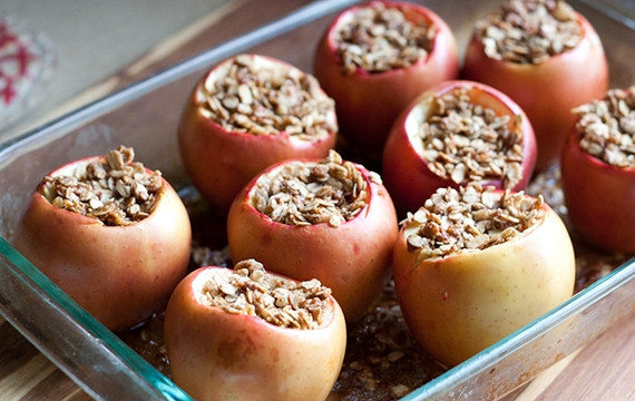 1. Этап. Запеченные яблоки с овсянкой: 7. Запекайте яблоки в разогретой до 170-180 градусов духовке 30-40 минут.