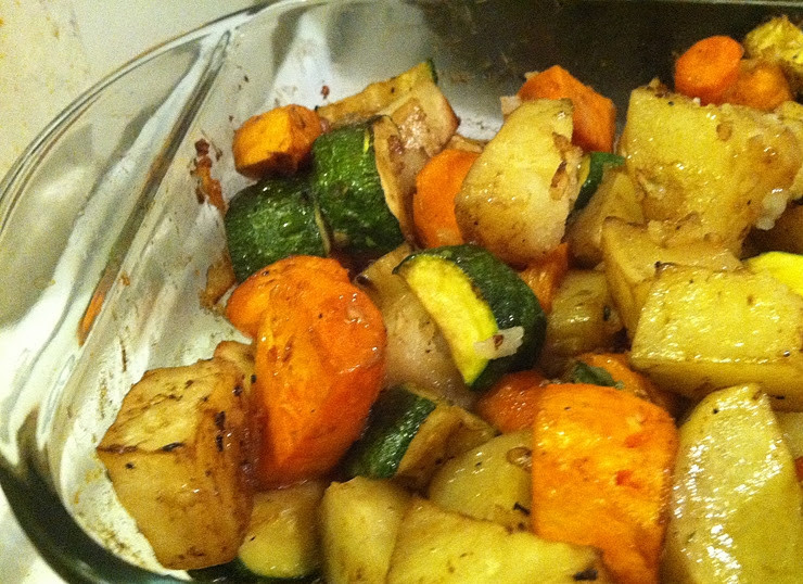 1. Этап. Картофель с овощами запеченный: 4. Отправить форму в духовку на 15 минут. Затем достать ее и снова хорошо перемешать. Необходимо следить за тем, чтобы овощи не пригорали. При необходимости можно добавить еще немного растительного масла. И снова отправить в духовку.