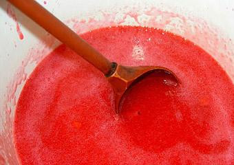 1. Этап. Желе из красной смородины: У вас получится вот такое весьма густое желе, как на фото.