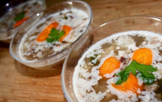 1. Этап. Холодец: И отправляем в холодильник для застывания. Жир, который образуется на холодце, можно убирать в процессе его застывания.