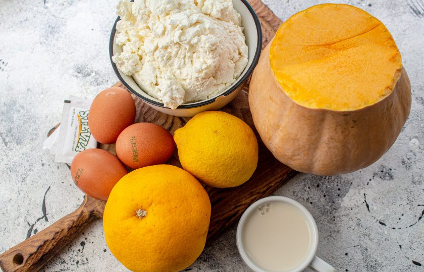 1. Этап. Творожно-тыквенная запеканка ПП: Подготовьте все необходимые ингредиенты для приготовления запеканки. Выберите сухой творог без лишней сыворотки.