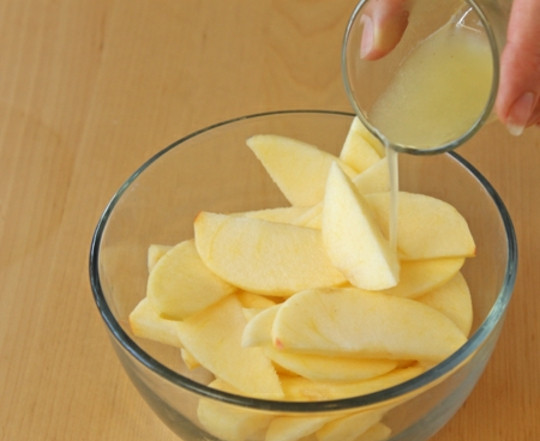 1. Этап. Торт Осенний: 2. Яблоки нарезаем тонкими дольками. Чтобы они не потемнели, я их поливаю лимонным соком.