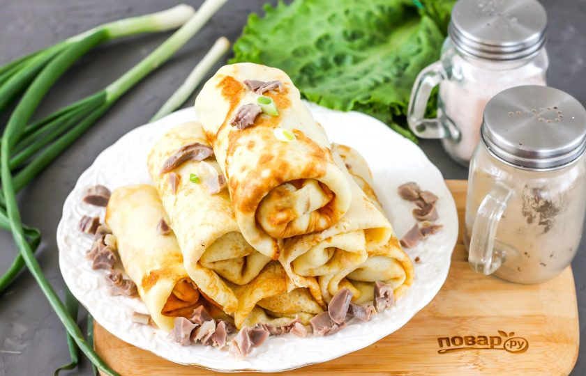 1. Этап. Блины с куриными желудками: Выложите их на тарелку и подайте к столу теплыми, можно со сметаной, чесночным соусом, кетчупом.