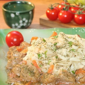 Поджарка с подливкой и лапшой