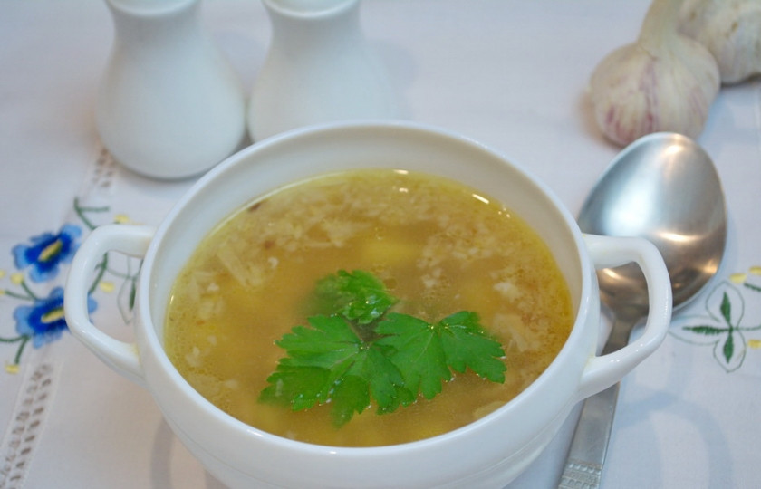 1. Этап. Суп гречневый: Разлейте суп по мискам. Подайте к столу. Если вы варили суп на хорошем мясном бульоне и весь процесс приготовления осуществлялся на небольшом огне,то ваш суп будет почти прозрачным, насыщенно ароматным и конечно вкусным. Приятного аппетита.