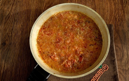1. Этап. Шахи панир: Добавьте сливки, посолите по вкусу, перемешайте и тушите еще 5 минут. Количество сливок зависит от того, насколько густым вы хотите получить ваше блюдо.