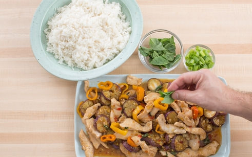 1. Этап. Куриная грудка с баклажанами и перцем: 6. Ну, вот и все, снимите блюдо со сковороды, дополните зеленью — и можете подавать к столу. Приятного аппетита!