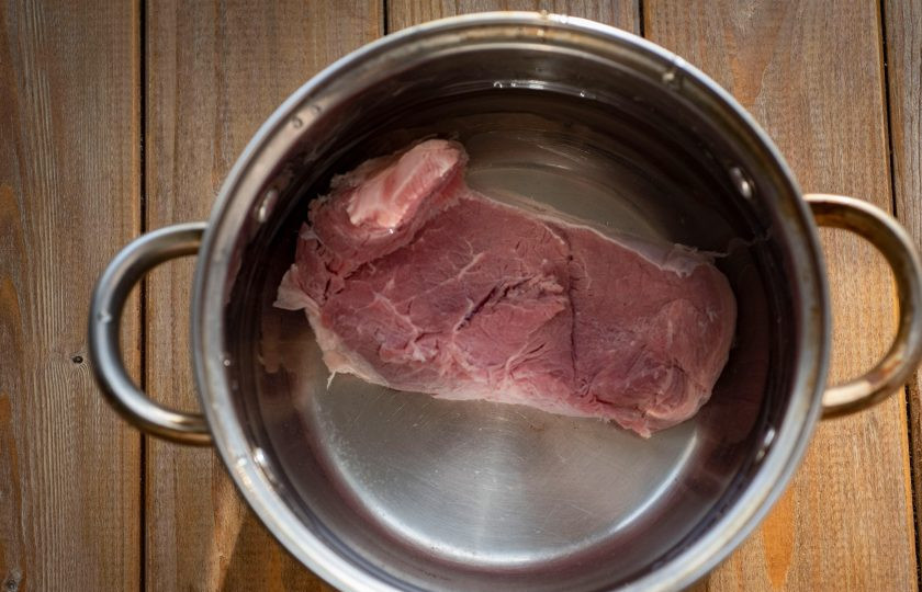 1. Этап. Салат с сельдереем и говядиной: Говяжью вырезку варите в сотейнике с водой 40-60 минут — до готовности.