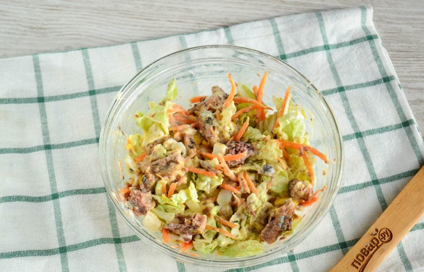 1. Этап. Салат с пекинской капустой и сайрой: Перемешайте салат, если нужно, досолите.