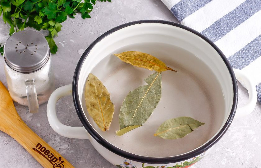 1. Этап. Засолка скумбрии в домашних условиях: Всыпьте в кастрюлю или ковш соль (можно использовать гималайскую соль, соль с измельченными пряностями или специями), лавровые листья, молотый черный перец.