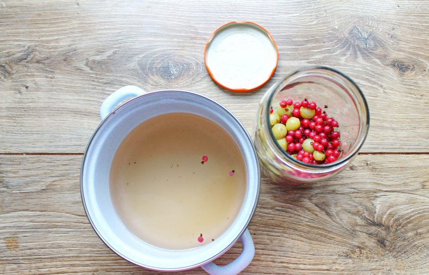 1. Этап. Компот из крыжовника и красной смородины на зиму: В кастрюлю всыпьте сахар и слейте жидкость с банки. Поставьте на средний огонь и доведите до кипения, кипятите 2-3 минуты. Залейте компот обратно в банку и сразу закатайте, переверните вверх дном и укутайте до полного остывания. Затем уберите на хранение в темное и прохладное место.