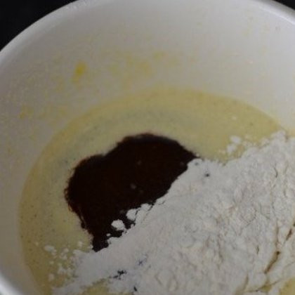 1. Этап. Брауни с жидкой начинкой: Добавляем взбитые яйца и муку к масляно-шоколадной массе и хорошо вымешиваем круговыми движениями.