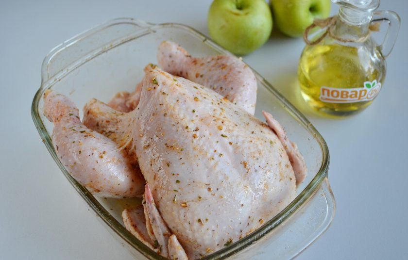 1. Этап. Праздничная курица с яблоками и овощами: 2. Натрите ее солью и специями, оставьте на 15-20 минут.