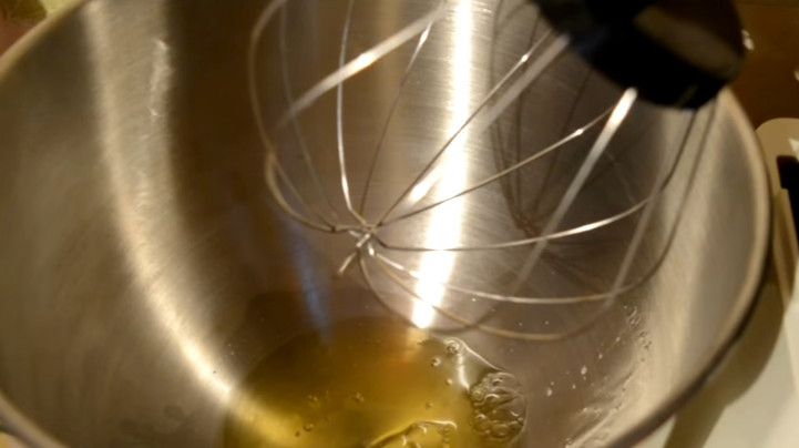 1. Этап. Белково-заварной крем для торта: 2. Белки взбиваем миксером на средней скорости, а сироп отправляем на огонь вариться.