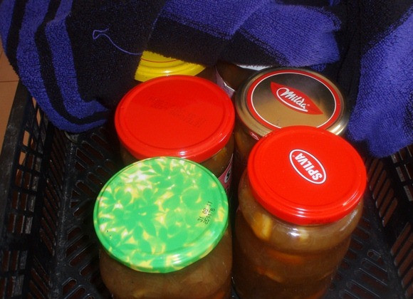 1. Этап. Варенье из ревеня с апельсином: Через 20 минут разливаем горячее варенье по баночкам, закручиваем их крышками и укутываем в полотенце, оставляем так до полного остывания.