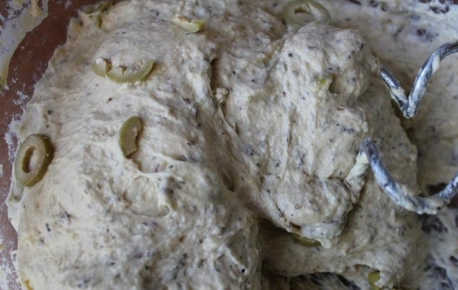 1. Этап. Итальянский хлеб с травами: Теперь начинается самое интересное, ведь мы будем добавлять основную изюминку итальянского хлеба. Нарезаем оливки небольшими колечками и добавляем в наше тесто. После этого вливаем в тесто оливковое масло и, наконец, добавляем прованские травы. Всё тщательно смешиваем при помощи миксера в течении 8 минут.