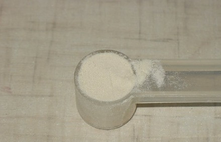 1. Этап. Желе с агар-агаром: В первую очередь мы заливаем агар-агар небольшим количеством холодного сока и оставляем набухать.