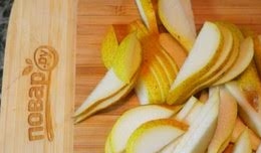 1. Этап. Варенье из груш и яблок: 2. Груши нарежьте дольками.