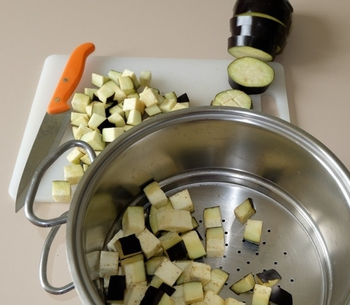 1. Этап. Овощи по-сицилийски с каперсами: 3. Я выкладываю обычно их в специальную кастрюлю с дырочками , чтобы горечь сразу уходила. Это можно сделать и в обычном дуршлаге.