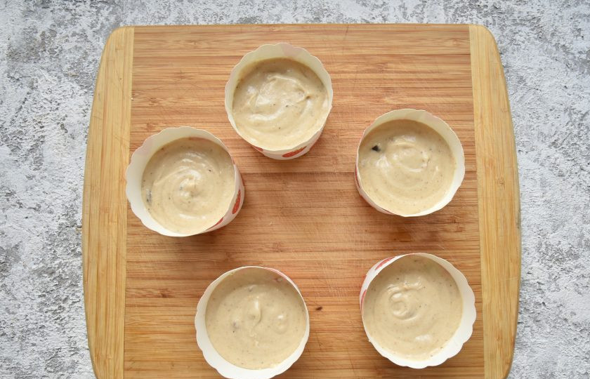 1. Этап. Кексовый кулич на Пасху: Подготовьте формы для выпечки. Заполните их на 3/4 объема. Из данного количества теста получается пять небольших кексов, весом по 150-170 граммов.