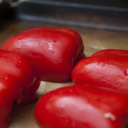 1. Этап. Паста с беконом и помидорами: 2. Болгарские перцы очистите, разрежьте напополам, выложите на застеленный бумагой противень. Выпекайте в течение 10-15 минут при температуре 180 градусов. Кожица должна обуглиться, а перчик стать мягким. С такого перца будет просто снять кожицу.