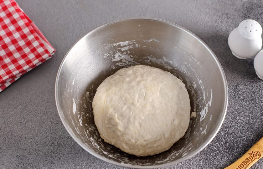 1. Этап. Восточная пицца: Замесите мягкое и чуть липкое тесто. Соберите его в шар, смажьте маслом, накройте пленкой и оставьте в теплом месте на 1 час. Тесто должно увеличиться в размере.