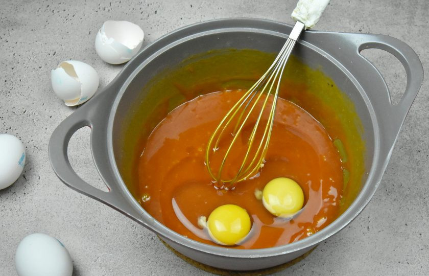 1. Этап. Торт Медок: Добавьте в карамельно-медовую смесь яйца.