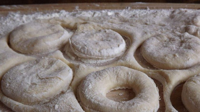 1. Этап. Тесто для пончиков: При помощи большой чашки вырезайте в тесте кружочки. Затем, используя маленькую рюмку, вырезайте в больших кружочках более мелкие.