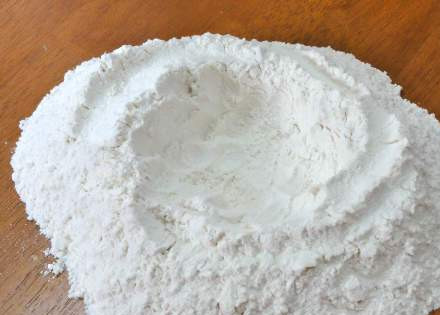 1. Этап. Вегетарианская пицца: На чистую поверхность (столешницы) просеять муку, добавить соль. Затем сделать ямку посередине, влить оливковое масло, добавить сахар, дрожжи и немного воды. Перемешать и оставить на 5 минут.