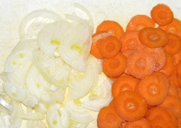 1. Этап. Скумбрия в духовке с картофелем: Лук так же нарезаем полукольцами, а морковь кружочками.