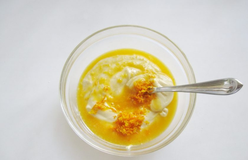 1. Этап. Апельсиново-шоколадный кекс: Разделите тесто на две части. С одного апельсина снимите цедру и отожмите сок. В половину теста добавьте 2-3 столовые ложки сока и столовую ложку цедры. Перемешайте.