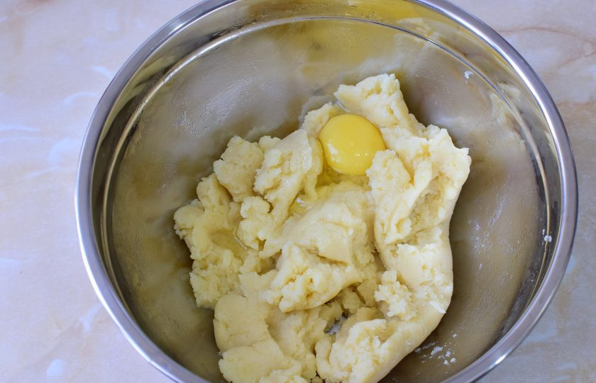 1. Этап. Французские эклеры: Затем вводите в тесто яйца по одному.