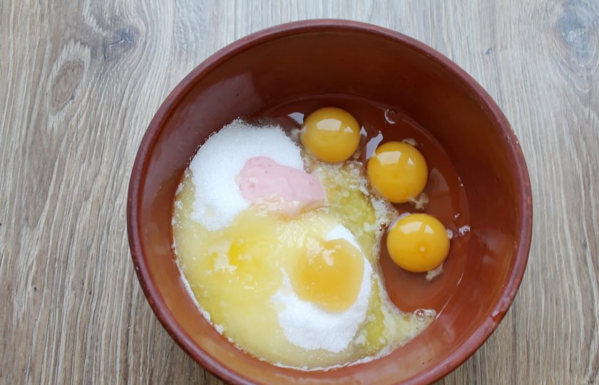 1. Этап. Польский медовик: Добавьте мед, погашенную уксусом соду и перемешайте.