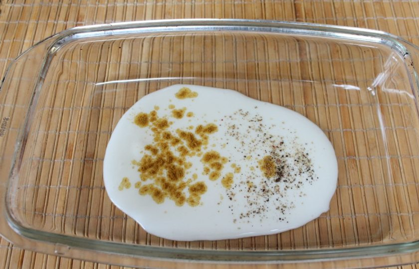 1. Этап. Рыба в кефире в духовке: Добавляем молотую смесь перцев и карри.