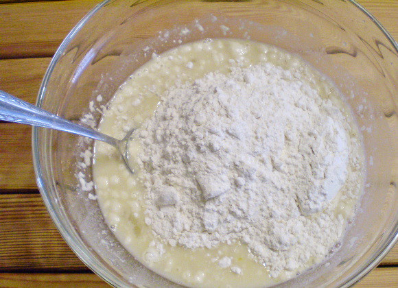 1. Этап. Пирожки постные с грибами: 8. Вводим муку пшеничную и замешиваем тесто. Не крутое.