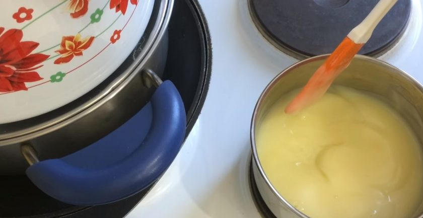 1. Этап. Булочки Улитки с заварным кремом: 6. Когда крем закипит и загустеет, уберите сотейник с плиты. Добавьте ванилин и хорошо перемешайте. Полностью остудите крем. Выложите тесто на рабочую поверхность, округлите и разделите на 6 частей.