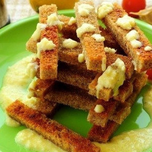 Гренки с чесноком и яйцом